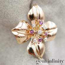 Charger l'image dans la galerie, Broche fleur vintage or rose, diamants et saphirs roses