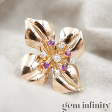 Charger l'image dans la galerie, Broche fleur vintage or rose, diamants et saphirs roses