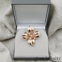Charger l'image dans la galerie, Broche fleur vintage or rose, diamants et saphirs roses