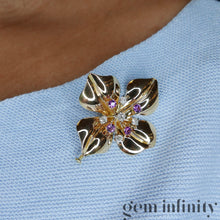 Charger l'image dans la galerie, Broche fleur vintage or rose, diamants et saphirs roses