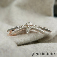 Charger l'image dans la galerie, Broche étoile XIXè s. argent sur or rose sertie de diamants