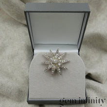Charger l'image dans la galerie, Broche étoile XIXè s. argent sur or rose sertie de diamants