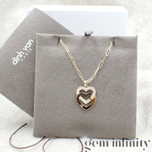 Charger l'image dans la galerie, Dinh Van Pendentif menottes coeurs or et diamants sur chaîne