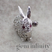 Charger l'image dans la galerie, Broche lapin or gris, diamants et rubis