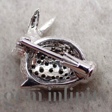 Charger l'image dans la galerie, Broche lapin or gris, diamants et rubis