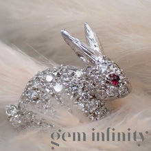 Charger l'image dans la galerie, Broche lapin or gris, diamants et rubis