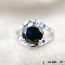 Charger l'image dans la galerie, Mauboussin, ‘Ni naïve ni soumise Vraie’, bague or gris, saphirs et diamants