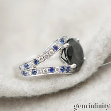 Charger l'image dans la galerie, Mauboussin, ‘Ni naïve ni soumise Vraie’, bague or gris, saphirs et diamants