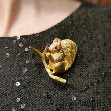 Charger l'image dans la galerie, Hermès, broche écureuil or et rubis
