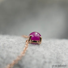 Charger l'image dans la galerie, Collier or rose et cabochon rond de rubis