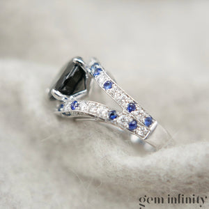 Mauboussin, ‘Ni naïve ni soumise Vraie’, bague or gris, saphirs et diamants