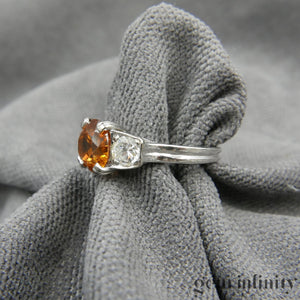 Bague or gris, zircon brun et diamants