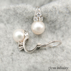 Paire de clips d'oreilles or gris, perles et diamants