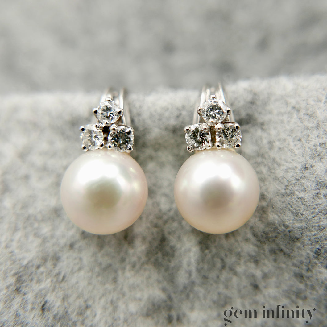 Paire de clips d'oreilles or gris, perles et diamants