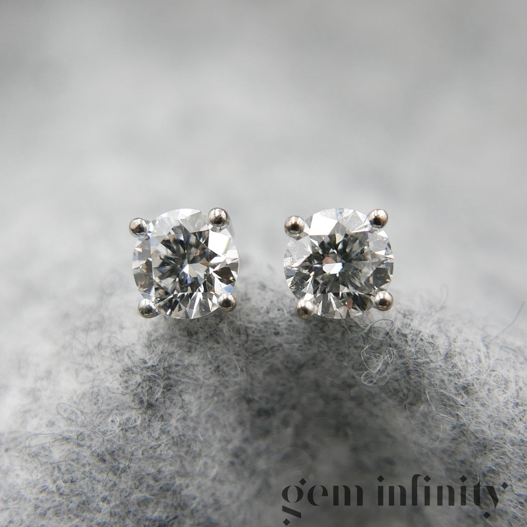 Paire de boucles d'oreilles or gris et diamants