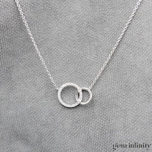 Charger l&#39;image dans la galerie, Collier or gris double cercles et diamants
