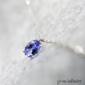 Collier or gris, tanzanites et diamants