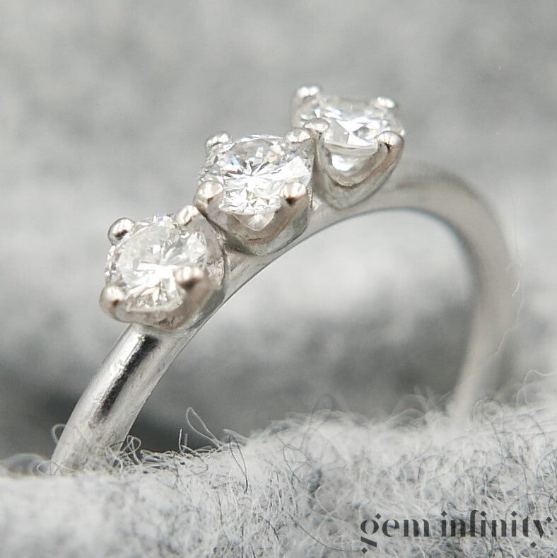 Bague or gris et diamants