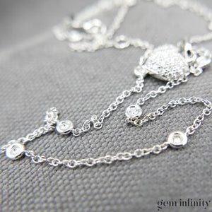 Collier pendentif or gris et diamants