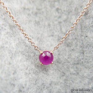 Collier or rose et cabochon rond de rubis